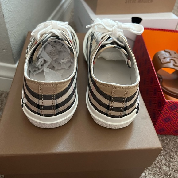 Burberry low top sneakers - Picture 8 of 10